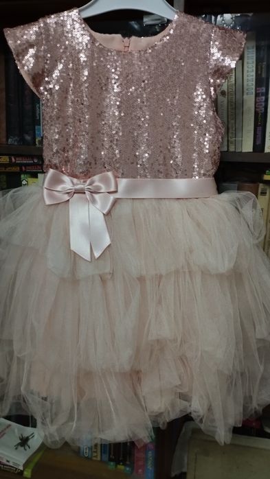 Продам нарядные платья