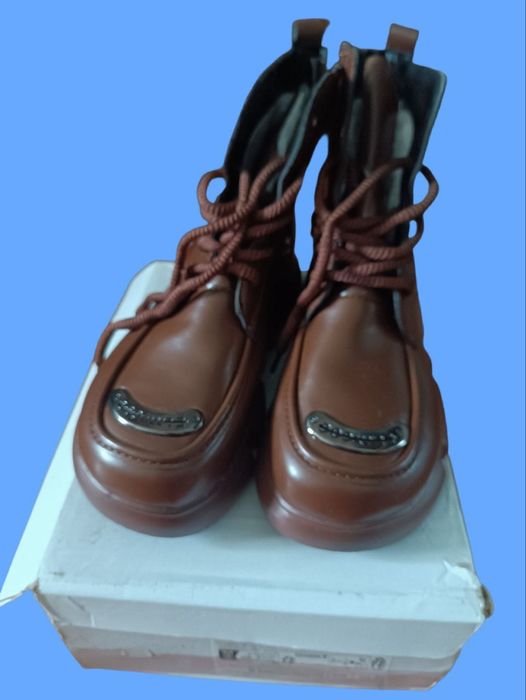 Продам женские ботинки