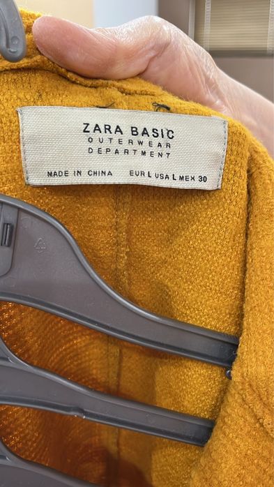 Желтое осеннее пальт