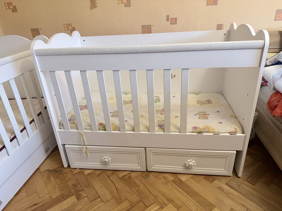 Две дървени кошари в отлично състояние