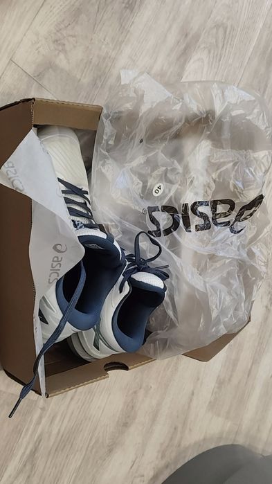 Продам кроссовки asics