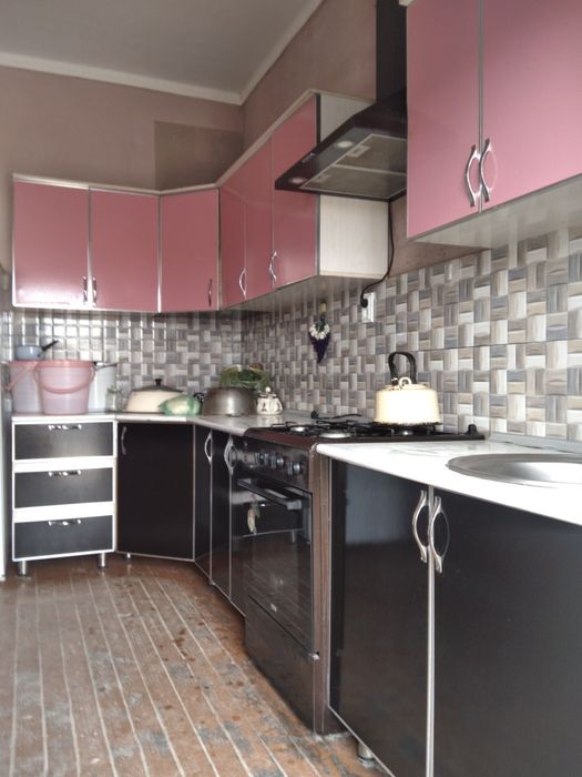 6 sutik uy sotiladi yashash uchun xama sharoitlari bor gaz,suv,svet