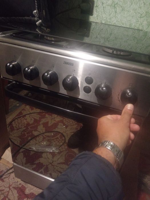Vând aragaz Zanussi inox