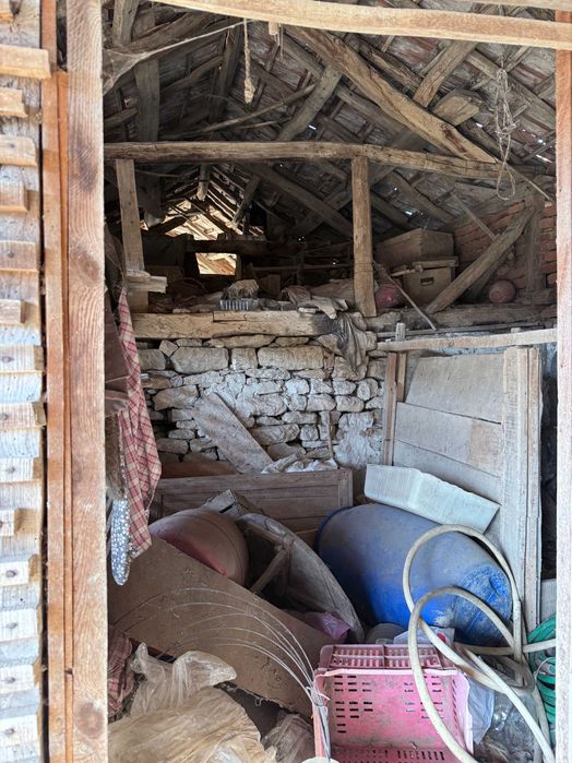 Къща с двор и селскостопански постройки