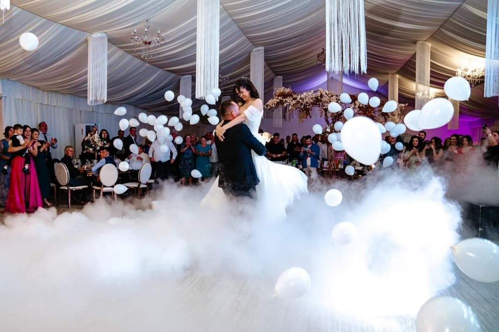 Baloane explozive pentru dansul mirilor