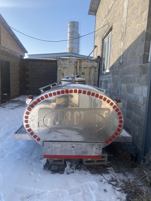 Пищевая автоцистерна (молоковоз)