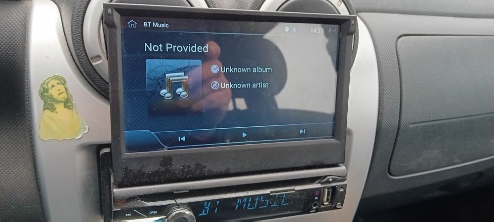 Casetofon cu ecran retractabil.