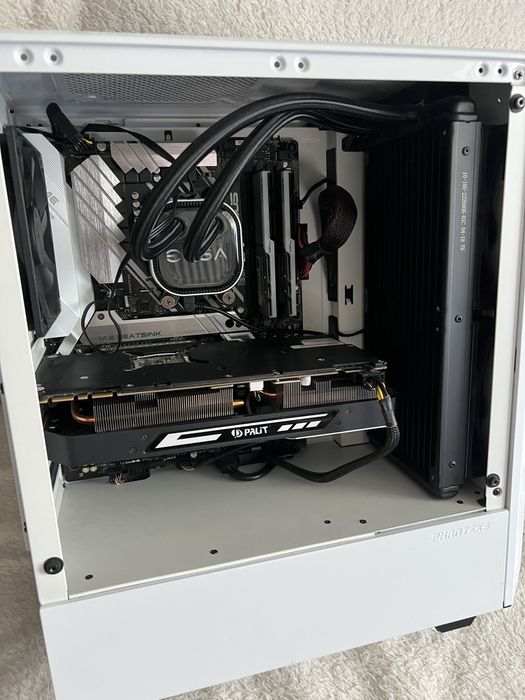 PC Gaming Ryzen 7 2700X / GTX 1070 / 16GB DDR4 vand componente