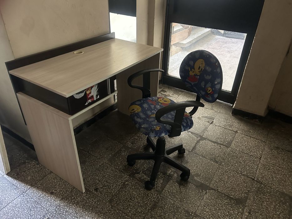 Детско столче и бюро за учене