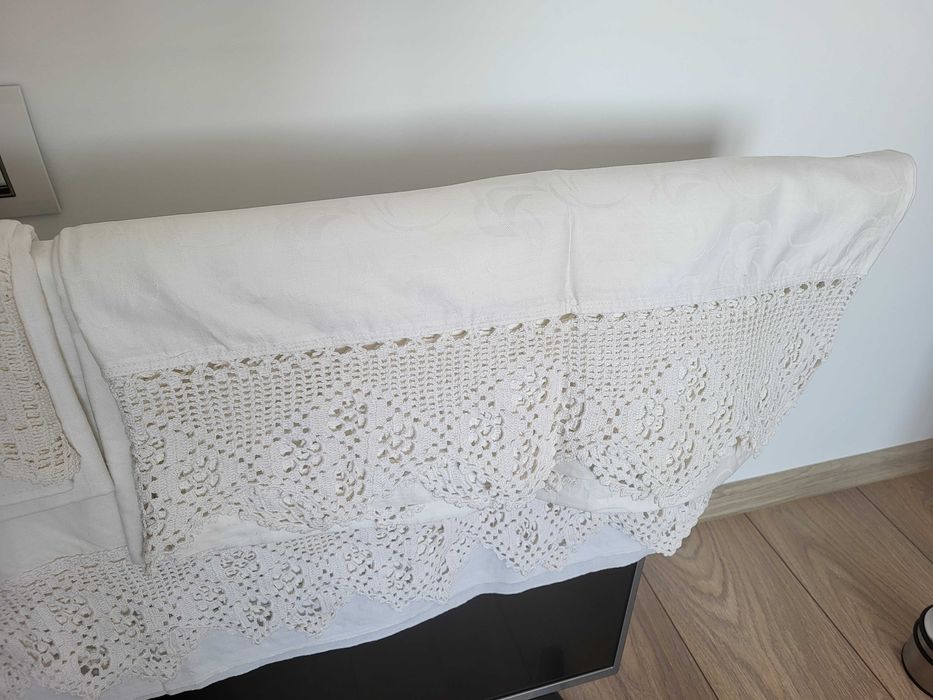 Cearceafuri traditionale cu dantela lucrata manual
