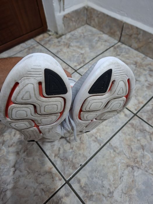 Vînd adidasi Nike si Adidas 99