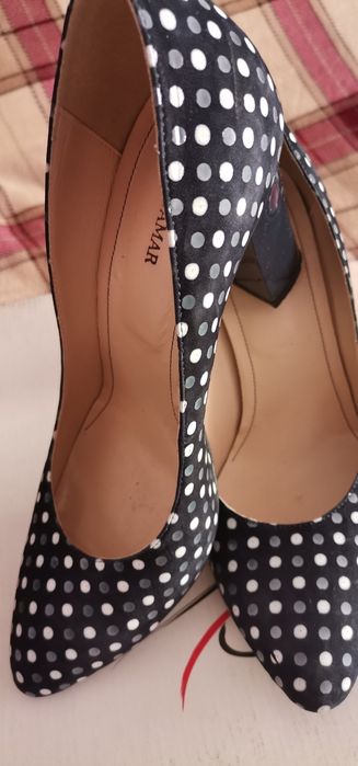 Pantofi diverse modele și culori