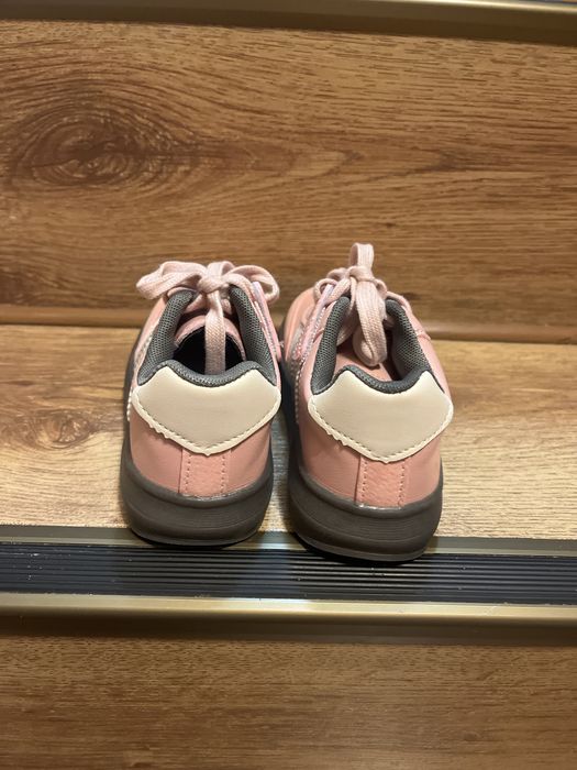 Кроссовки для девочки