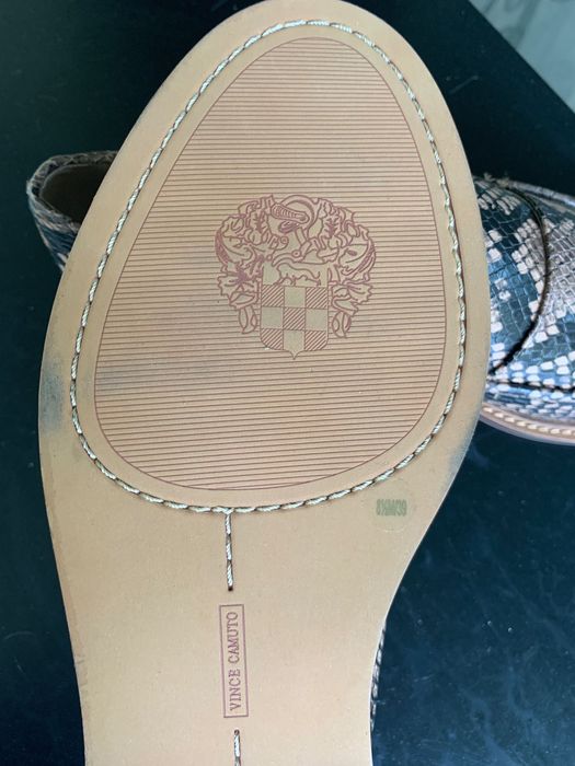 Vince Camuto • •