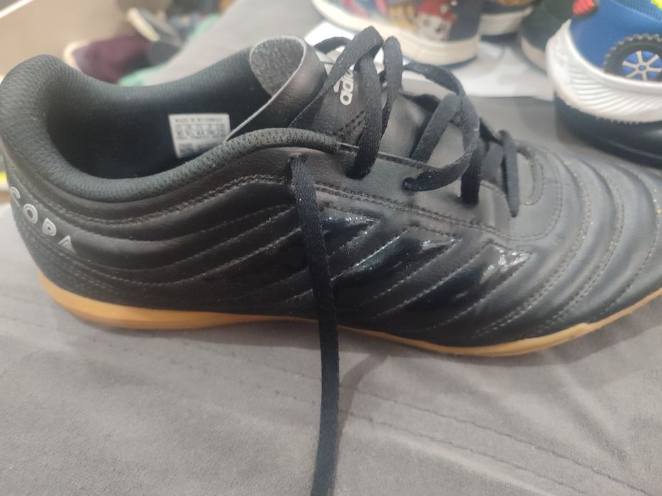 Футболни обувки за зала