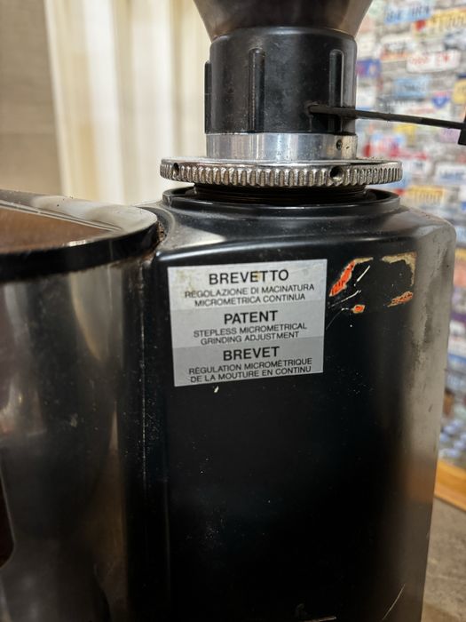 Професионална кафе машина и кафемелачка ревизирани перфектни