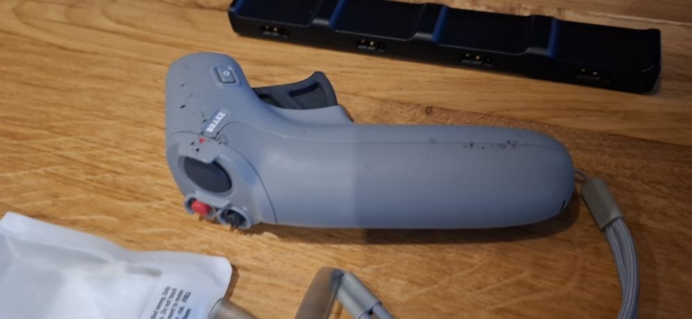 Dji Avata cu ochelari și controller