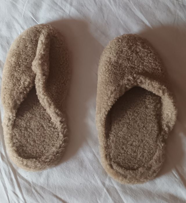 papuci de casa din piele bej si negrii