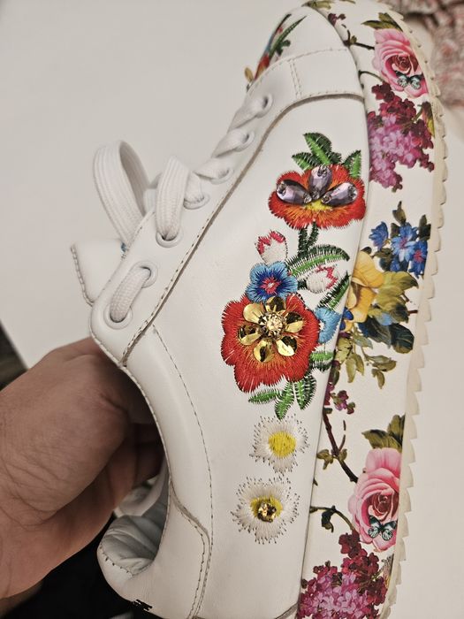 Adidași cu flori