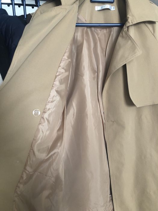 Бежевый плащ.