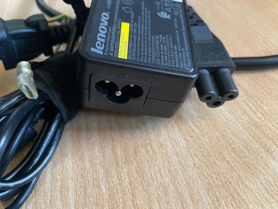 Зарядное устройство от Леново ноутбуков и мини настольных компьютеров.