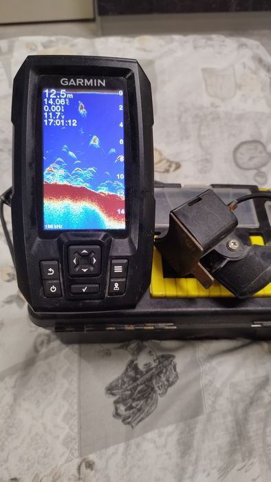 Продавам сонар Гармин стикер 4+