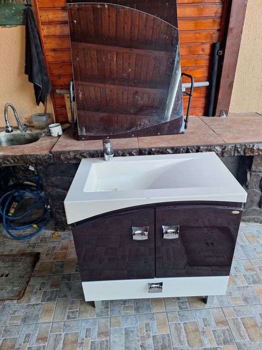 Se vinde set lavoar cu dulap si oglinda