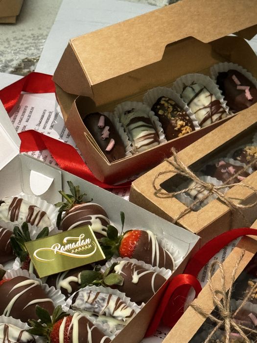 Клубника в шоколаде/финики в шоколаде