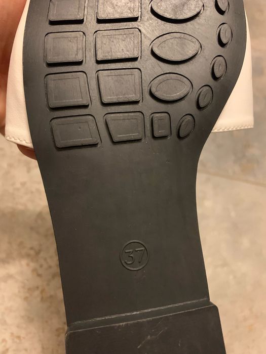 Бяли чехли 37