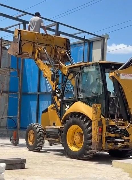 Buldoexcavator Caterpillar 428 F cupa multifuncțional