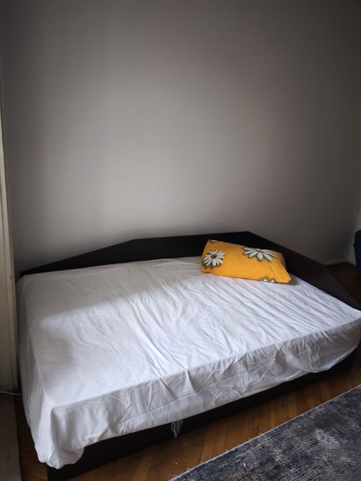 Легло, с матрак, размери  1.20 м. на  1.95 м.