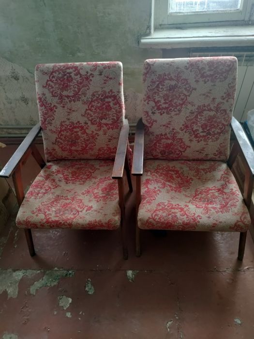 Стулья и скамеечки