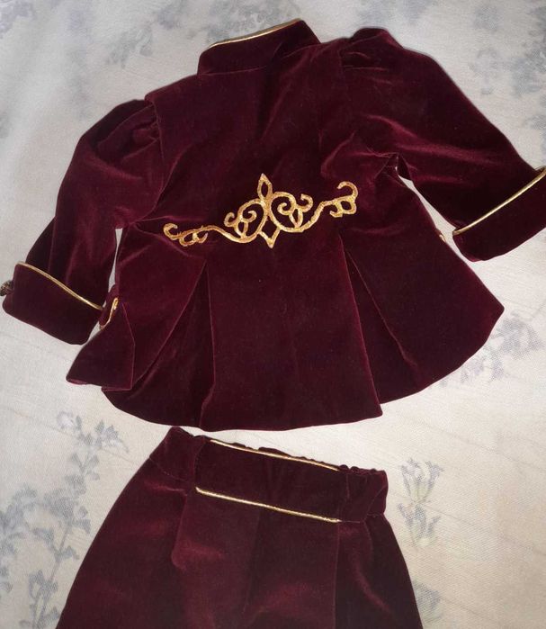 Costumas din catifea pentru botez