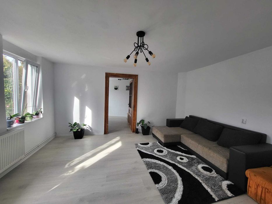 Inchiriez apartament la casa cu curte privata