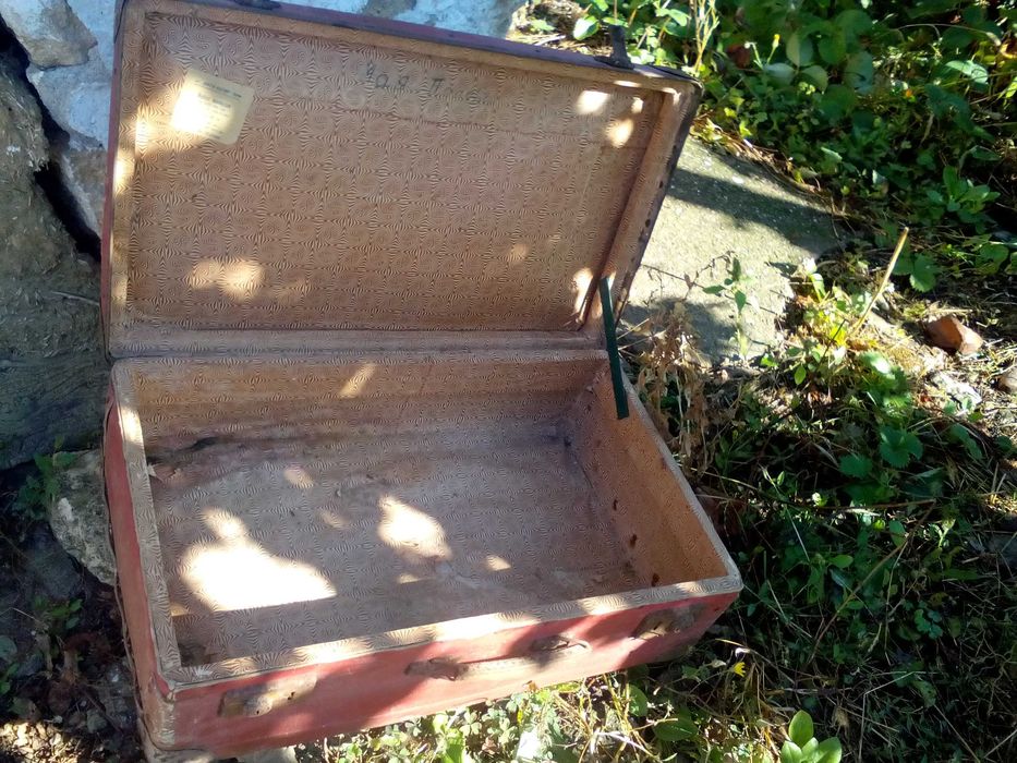 Продавам ретро куфар и дървени врати