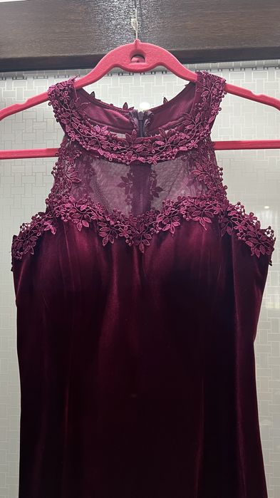 Rochie de catifea burgundi si dantela