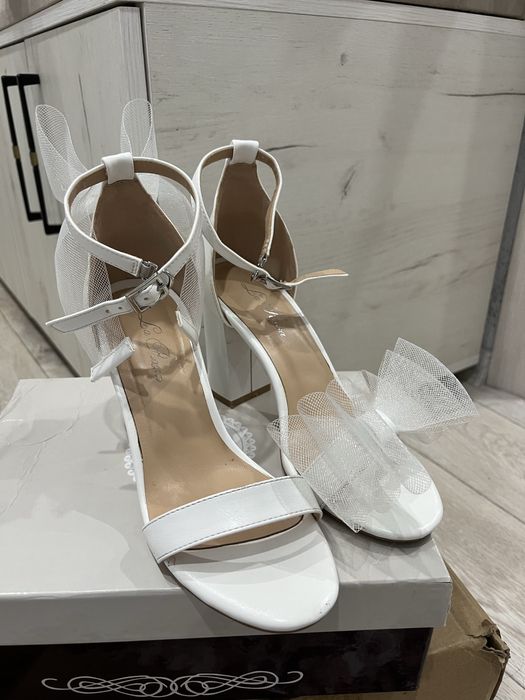 Босоножки белые.