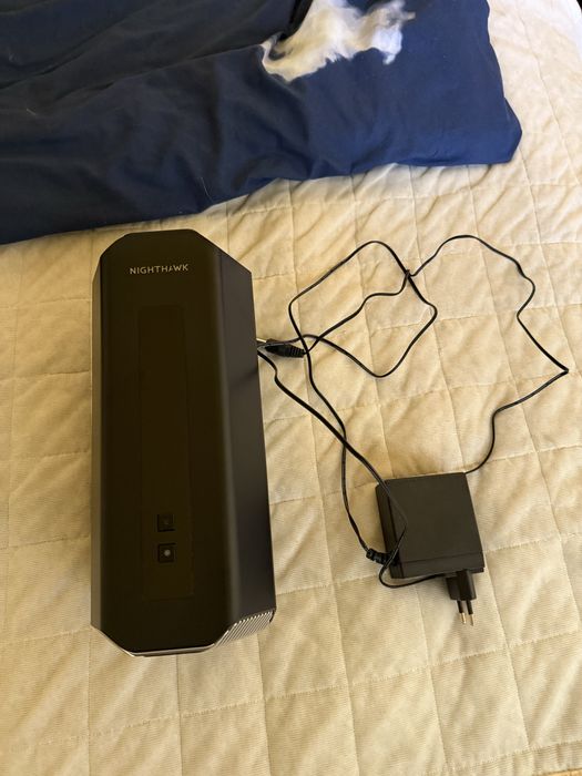 Vând router WiFi 7  Netgear RS700