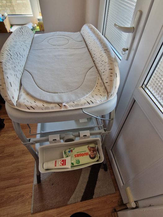 Vând masa de schimbat/înfasat bebe +cadita