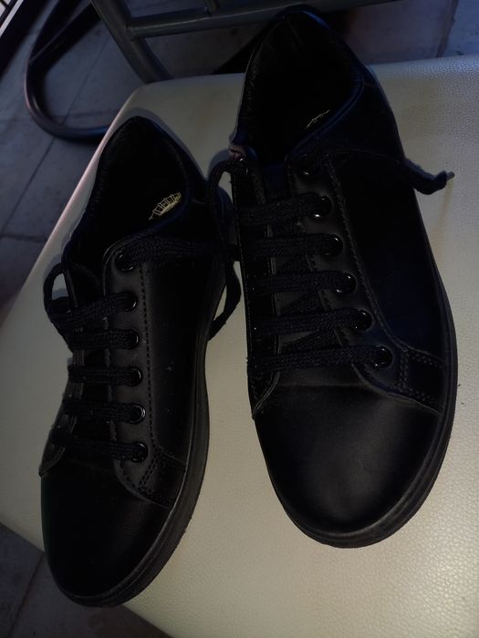 Adidasi piele unisex marimea 38 stare perfecta.
Adidasi au fost purtat