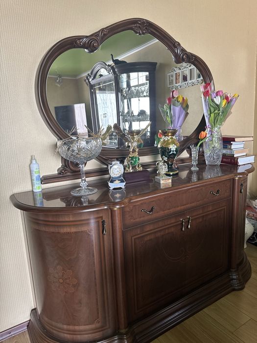 Продам стол стулья  10 шт комод сервант