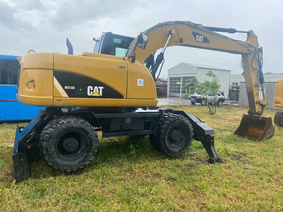 Închirieri Buldoexcavator si basculanta pentru excavatii si demolari
