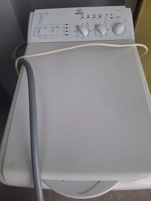 Indesit  пералня с горно зареждане