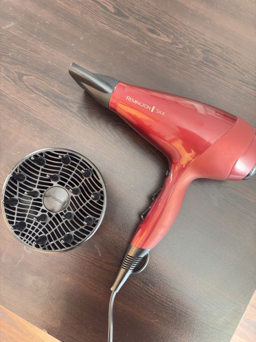 Продавам сешоар Remington AC9096 Silk
