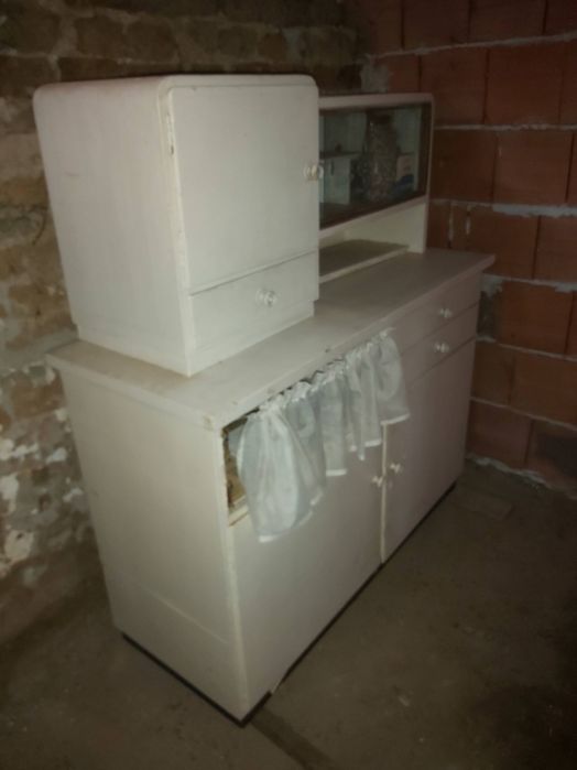 Продавам старинен бюфет