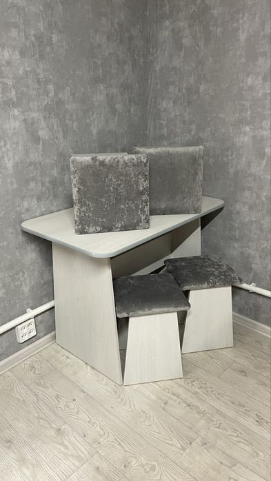 Обеденная зона (Стол, 4 табуретки)