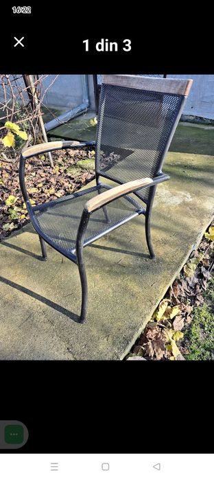 Scaune cu tapițerie metalica.