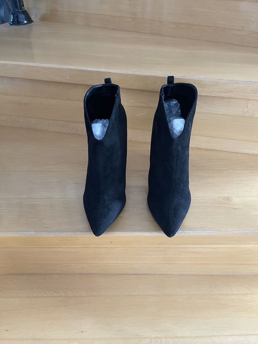 Botine cu decolteu in V