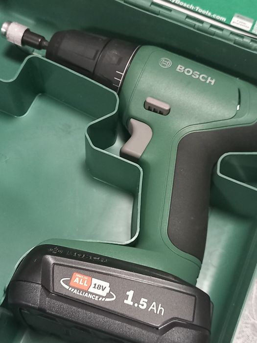 Mașina de insurubat si gaurit Bosch Universal Drill 18V
