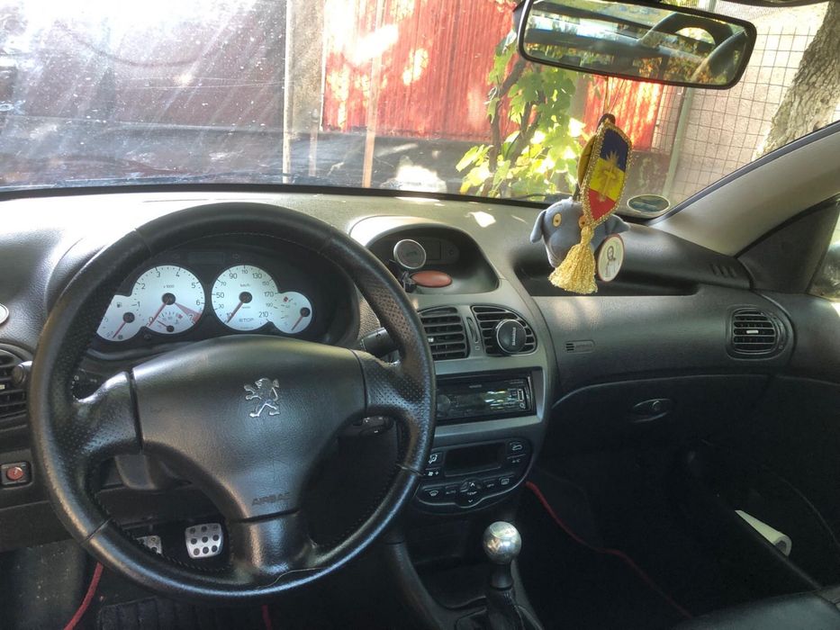 Vând Peugeot 206 CC Cabrio, an 2002, motor 2.0 benzină, 136 CP.